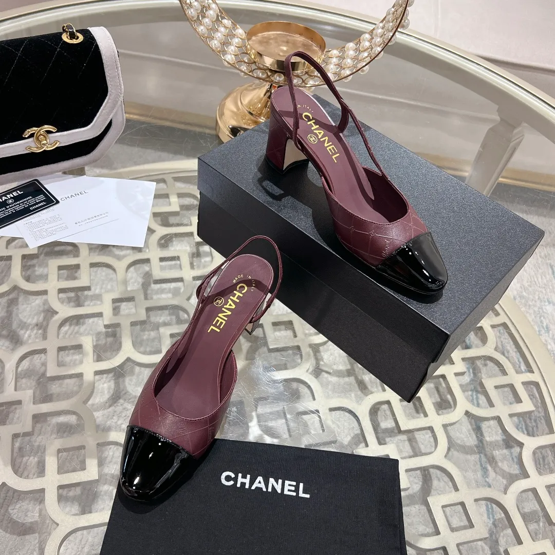 👟👟Ex-factory price 540👟👟 CHANEL Xiangjia 24vs spring and summer new fashion sandals series... Chanel is a very comprehensive noble fashion lifestyle brand. The same models are sold by major fashion bloggers and celebrities in Hong Kong, the United States, and other countries. They are simply beautiful. I fall in love with elegance and the playful sense of the future. I want to own them right away just by looking at them. But you can really think about a pair of exquisite high heels. This series is specially designed for extraordinary and indifferent ladies to create a unique overall effect. CHANEL designs products that inspire women to move forward and highlight their charm... 1️⃣Material: Original customized patent leather + imported sheepskin 2️⃣Inner lining: Original customized imported sheepskin 3️⃣Feet: Original customized imported sheepskin 4️⃣Outsole: Genuine leather sole imported from Italy 5️⃣Heel height: 2.5cm/6.5cm/9cm 6️⃣Number: 34-43 (34.40.41.42.43 customization is not returnable) 7️⃣Packaging: The latest and exquisite full set of packaging at the counter